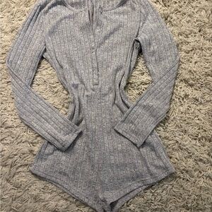 Gray Ribbed Long Sleeve Romper
Size M